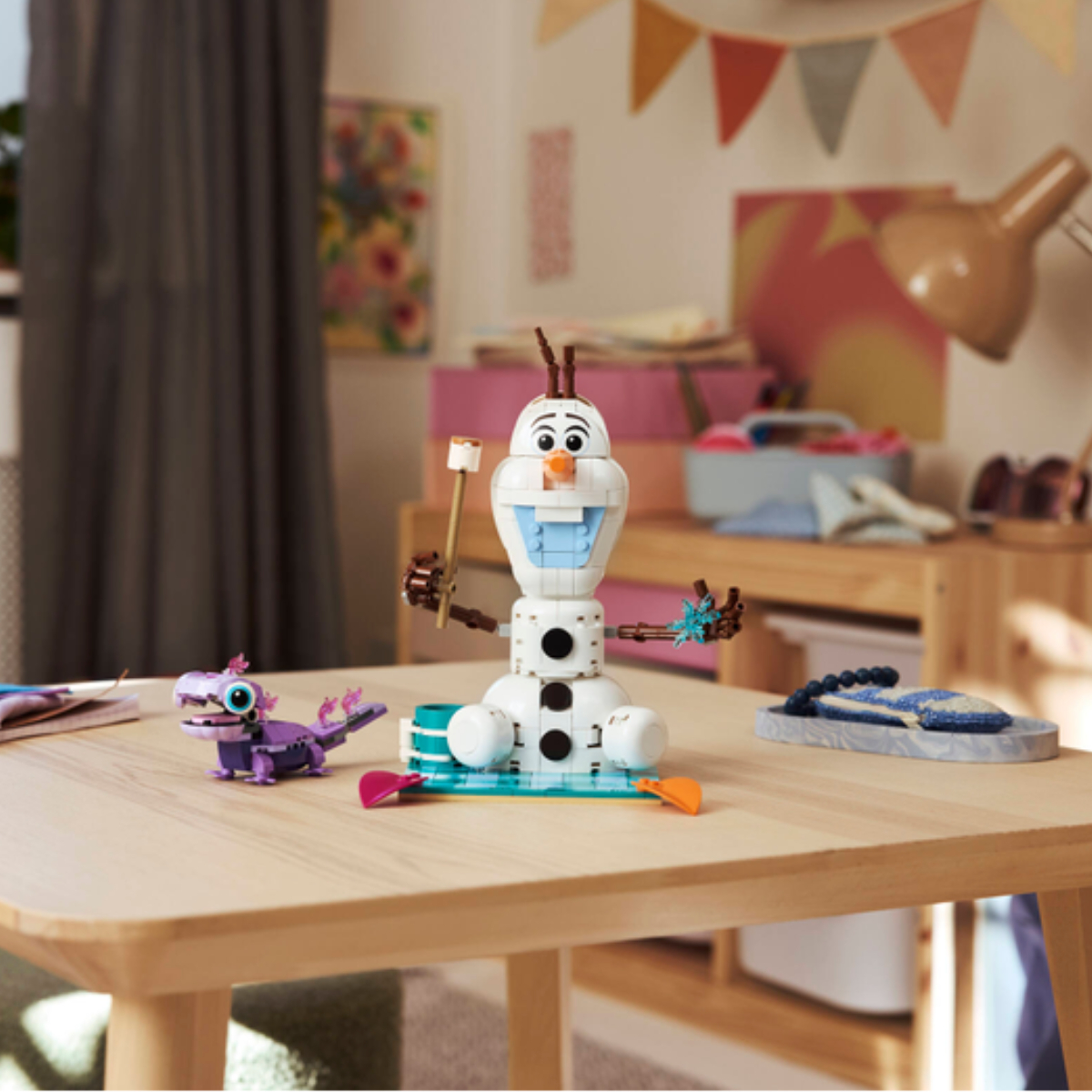 LEGO® 112202 Olaf σε Κουβέρτα Πικνίκ | Lego| Image 1